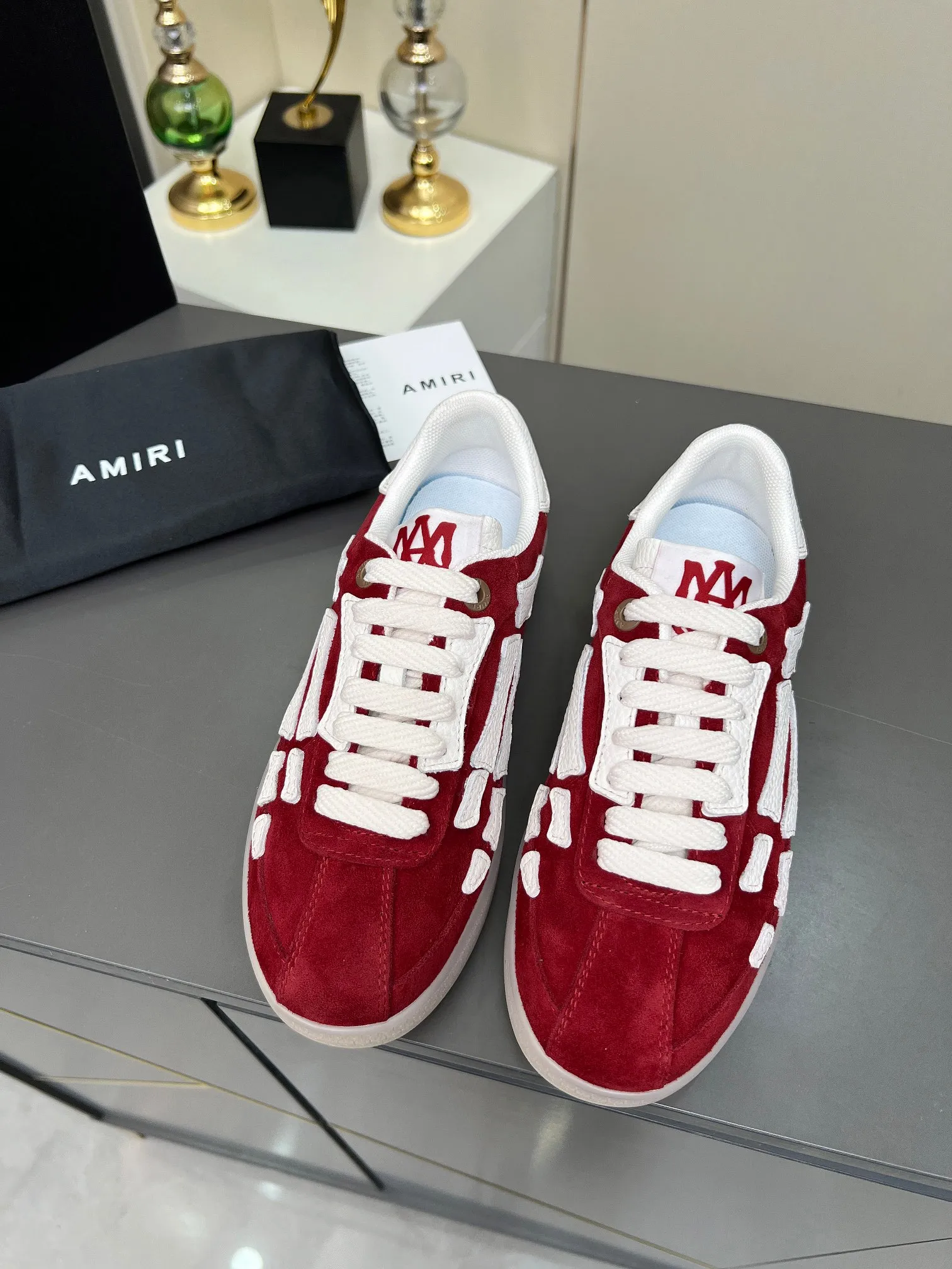 Men's Men's Shoes 💰580 Bone Shoes · AMIRI Skel-Top AMIRI 🔥 launches a new "ThePacific" series of low-top casual sports moral training shoes in the early spring of 2025. This iconic shoe covers men's and women's shoes, drawing inspiration from the brand's classic sports style and elegantly integrating West Coast style. "The Pacific" contrasting five-pointed star series is rooted in Amiri's unique California genes, showing the freedom and leisure atmosphere of the West Coast. This series launches two styles that incorporate the brand's iconic elements: the leather version is made of pure white leather with a same-color sole, and is embellished with star patterns on the side of the shoe, just like the bright starry sky of California. The black and ocean blue colors are shared by men and women, and there is also a red star model exclusive for men and a light pink star model exclusive for women. The suede model is decorated with the brand's classic bone pattern on the side of the shoe. The rubber sole and suede fabric complement each other. The color scheme covers black, chocolate and sand, and is suitable for both men and women. Made of imported cowhide and decorated with bone pieces on the sides of the upper, it is novel and unique and has a good three-dimensional effect! High-density breathable mesh lining + original molded TPU outsole 🙏 Recommended by celebrities, bloggers and internet celebrities, 🚵🏻 an indispensable item for shopping, partying and traveling. One of the most unmissable sneakers in 2025 ✦Color: 10 colors available ✦Size: Women’s size 35--40 ✦Size: Men’s size 39--45